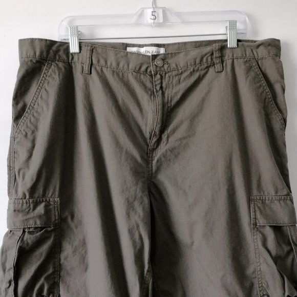 Calvin Klein Mens Army Green Mid Rise Regular Fit Denim Cargo Shorts Size W38 - Picture 2 of 6